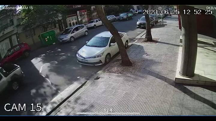 Para frustrar un robo, dos mujeres se colgaron de una camioneta y fueron arrastradas por ladrones