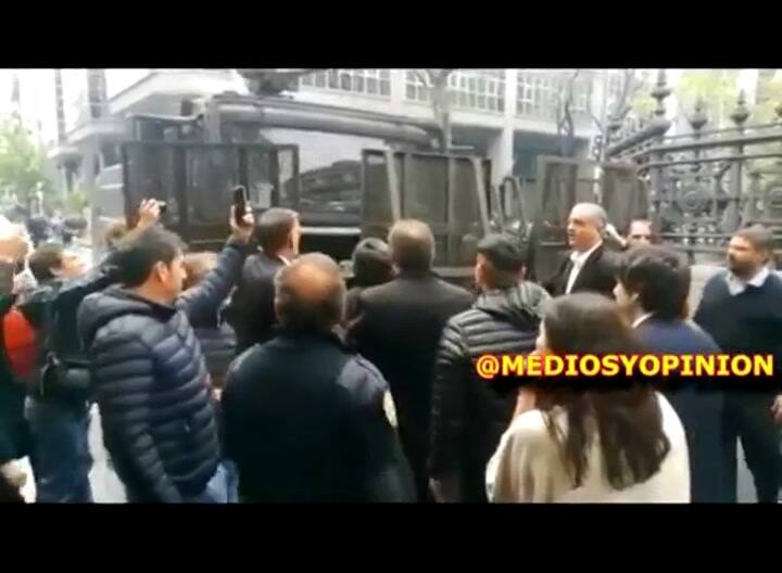 Diputados kirchneristas frenan el paso de un camión hidrante en el Congreso - Fuente: Plaza de Mayo