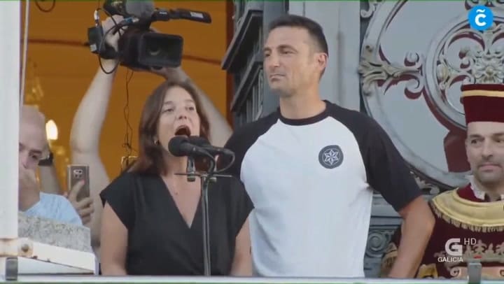 El insólito error de la alcaldesa, Inés Rey, al presentar a Lionel Scaloni