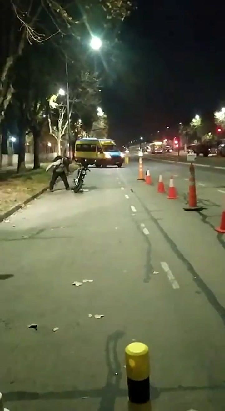 Prendió fuego su moto para que no se la lleve el control de tránsito