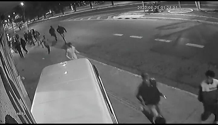 Una combi perdió el control, se subó a la vereda y mató a una embarazada