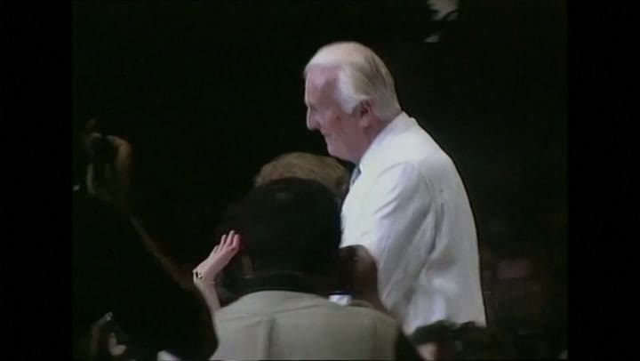 Hubert de Givenchy en su última presentación como diseñador en la Casa de la Moda (1995)
