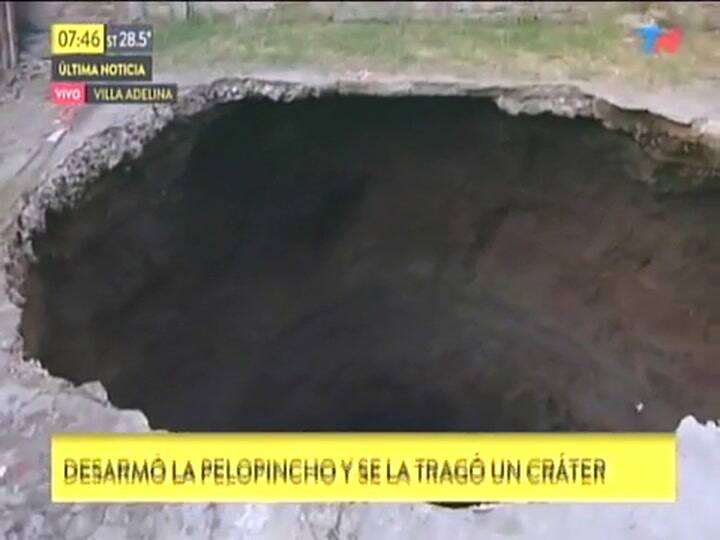 Cayó en un cráter en su propia casa
