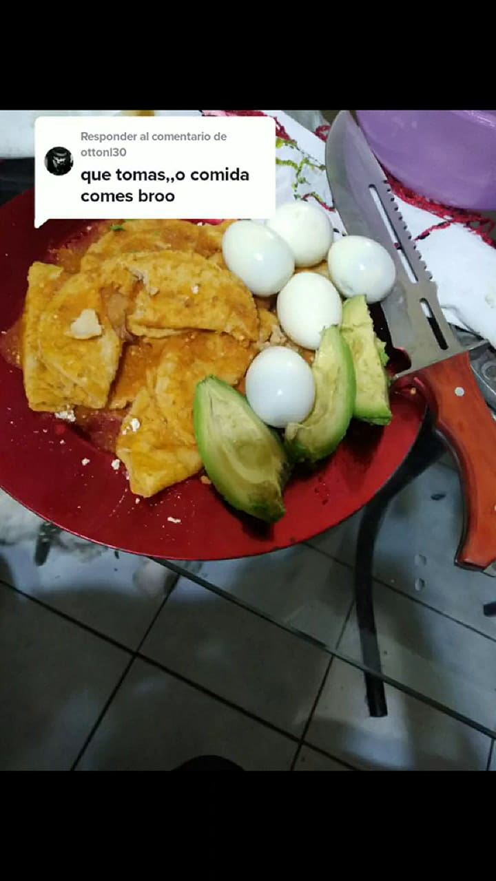 Un albañil muestra en TikTok su peculiar rutina de ejercicios