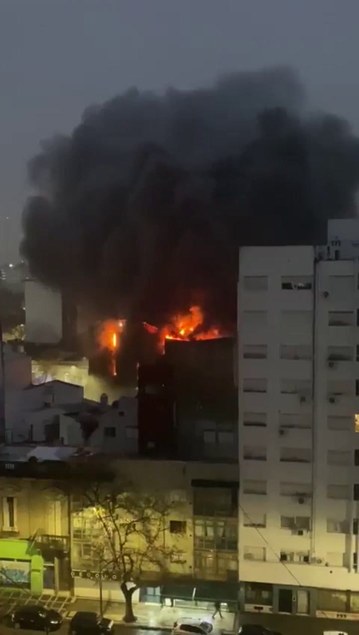 Voraz incendio en un depósito en el centro de La Plata