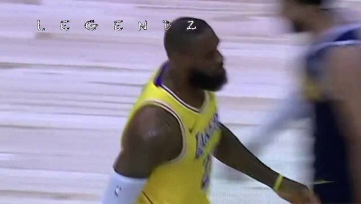 LeBron asustando a un hincha de los Nuggets