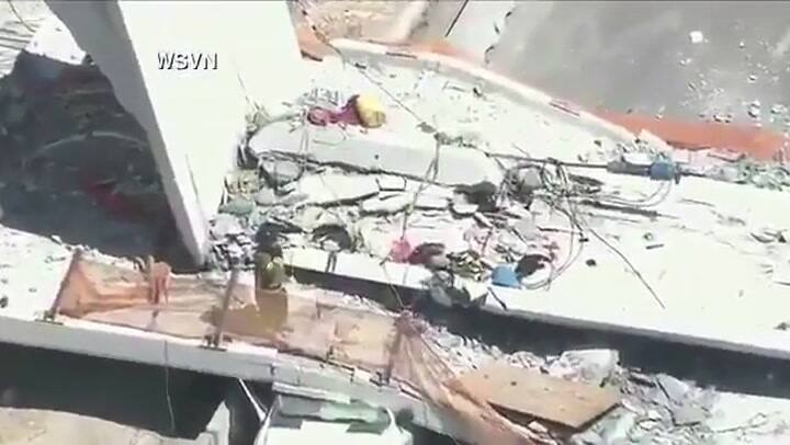 Asisten a los heridos tras el derrumbe del puente en Miami