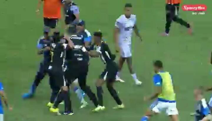 El cruce entre Lucas Villalba y Hulk en la final del torneo estadual de Minas Gerais