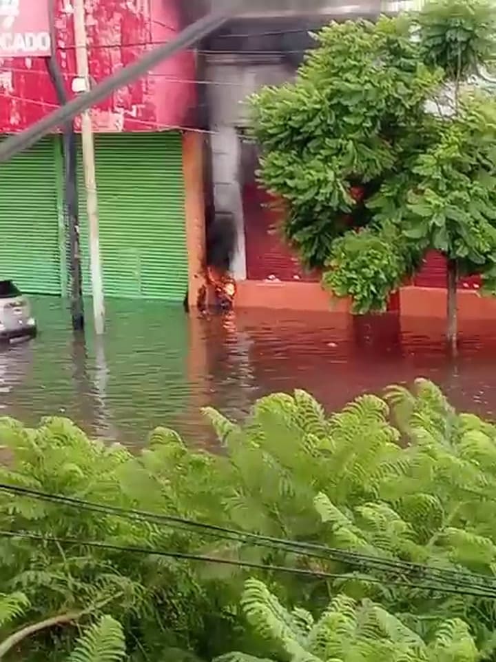 Un tablero de luz bajo el agua el 12 de marzo pasado en la localidad de Piñeyro, en Avellaneda
