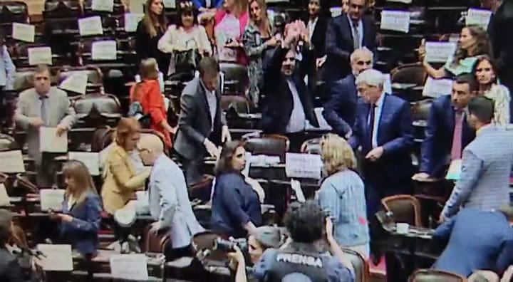 Diputados: Gritos, acusaciones y escándalo