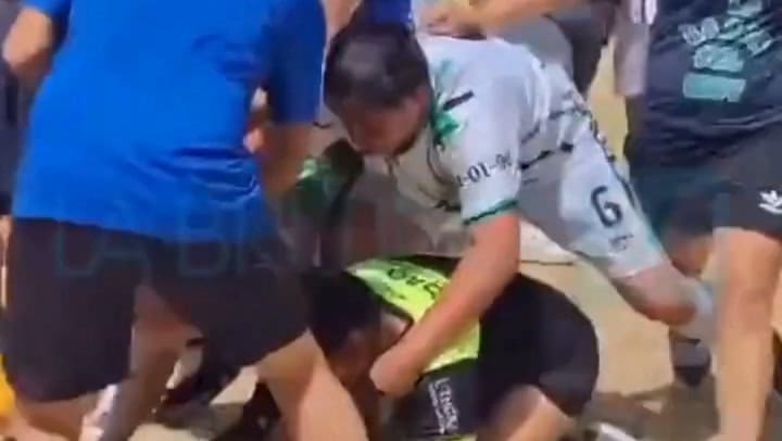 (GIF) Bahía Blanca: brutal agresión a una árbitra en un partido de fútbol amateur