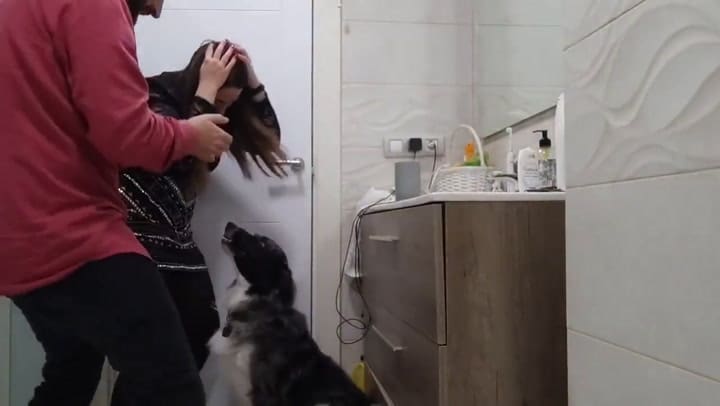 La pareja se refugió en el baño y escucharon música