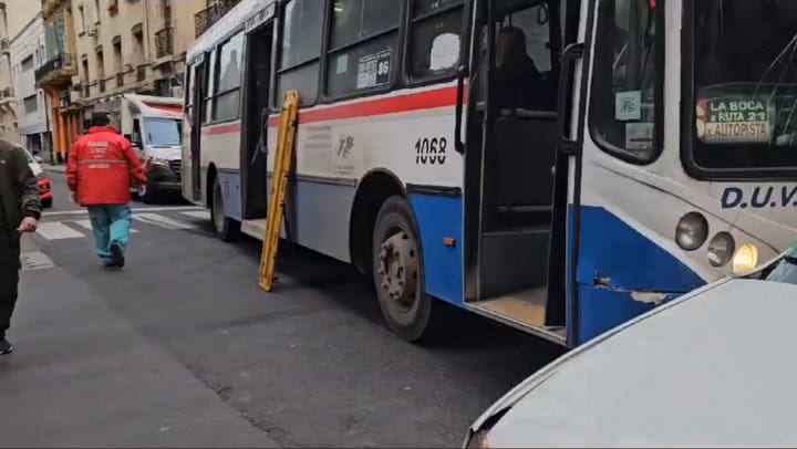 Trece heridos en un choque entre un colectivo y una camioneta