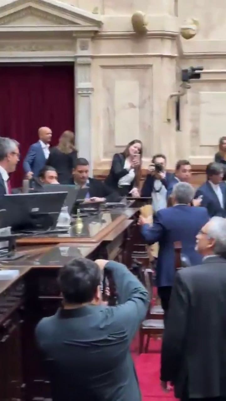 El momento en el que Paulón repartió pochoclos a los diputados