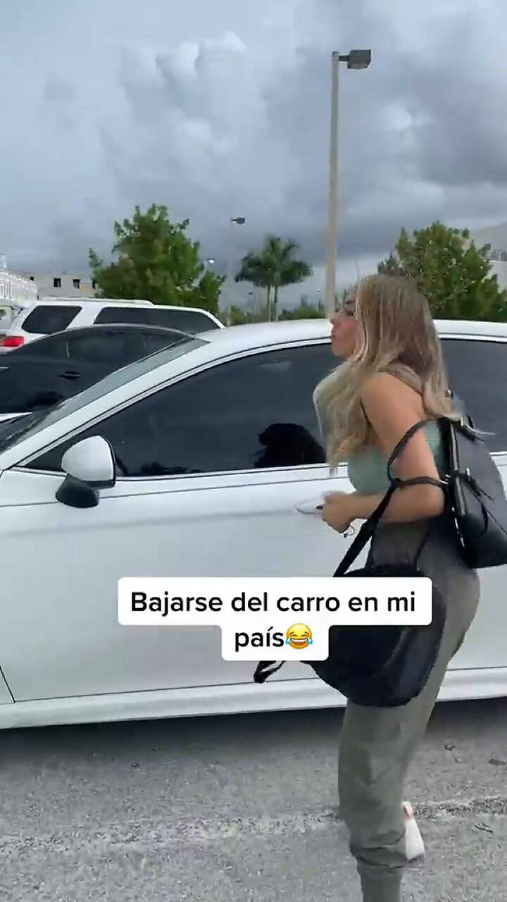 La latina que vive en EE.UU. parodió cómo es bajarse de su auto en latinoamérica