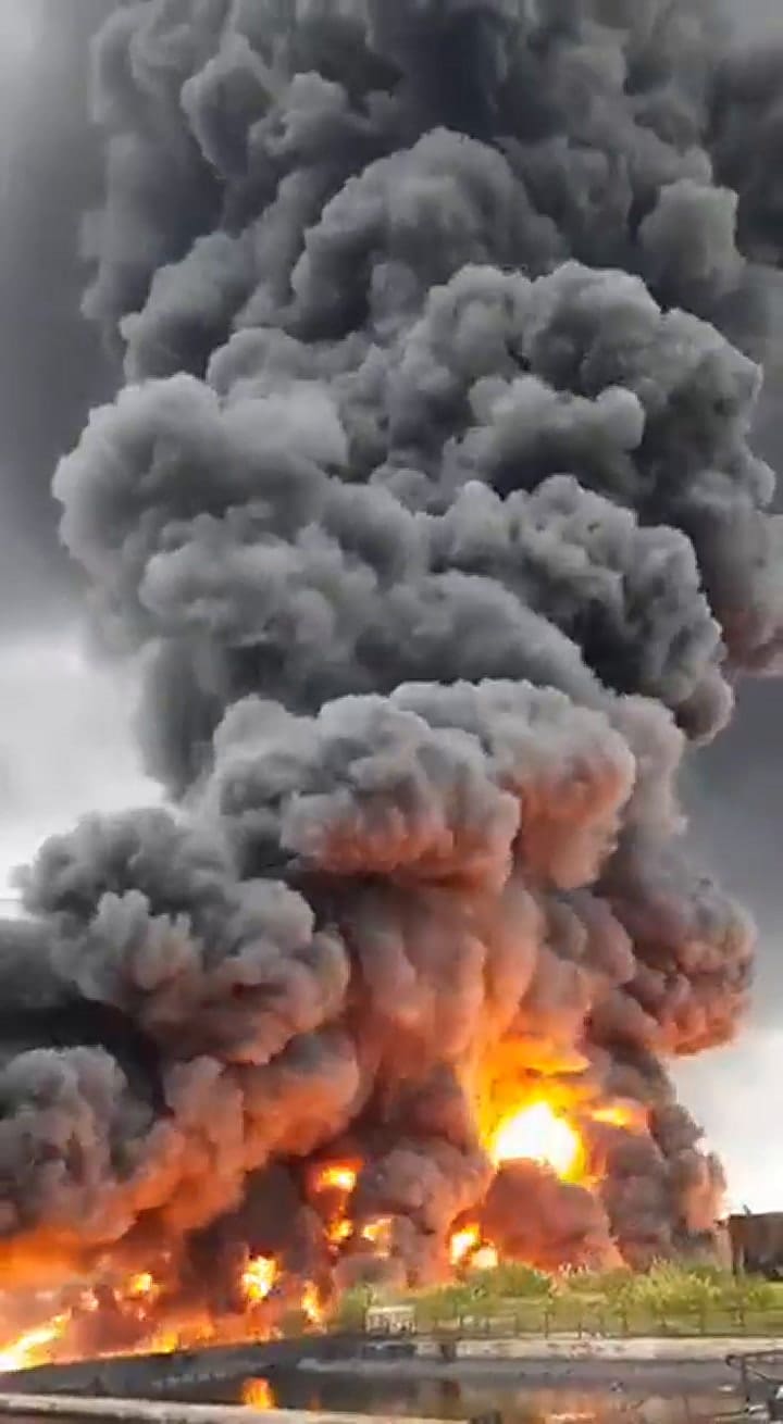 Un rayo impactó en una refinería y provocó un feroz incendio 4