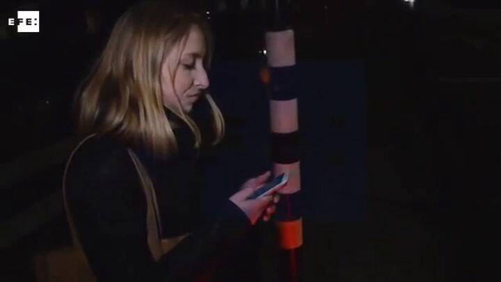 Ciudad holandesa instala semáforo en el suelo para los adictos al celular