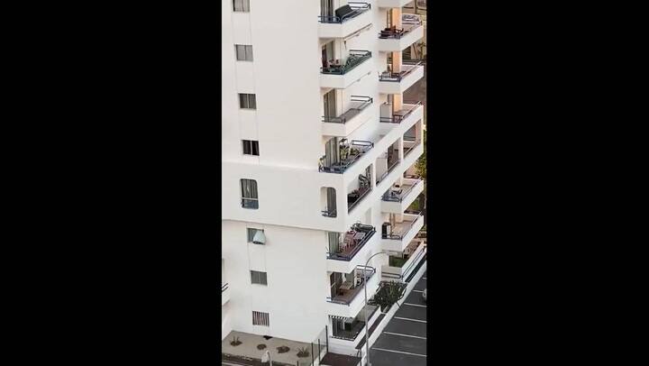 Una niña corrió por la cornisa de un edificio y aterrorizó a todos - Fuente: Twitter