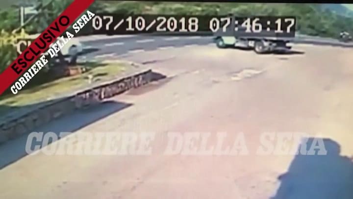 El video del accidente de George Clooney cuando manejaba su moto - Fuente: Corriere della Sera