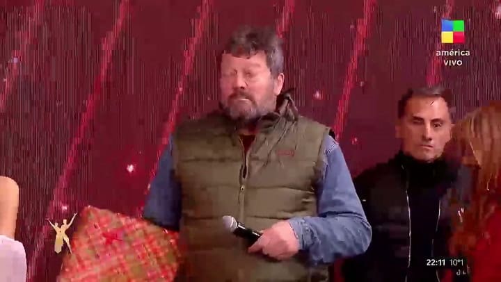 El papá de Flor Vigna le hizo un particular regalo a Marcelo Tinelli que lo llenó de preguntas