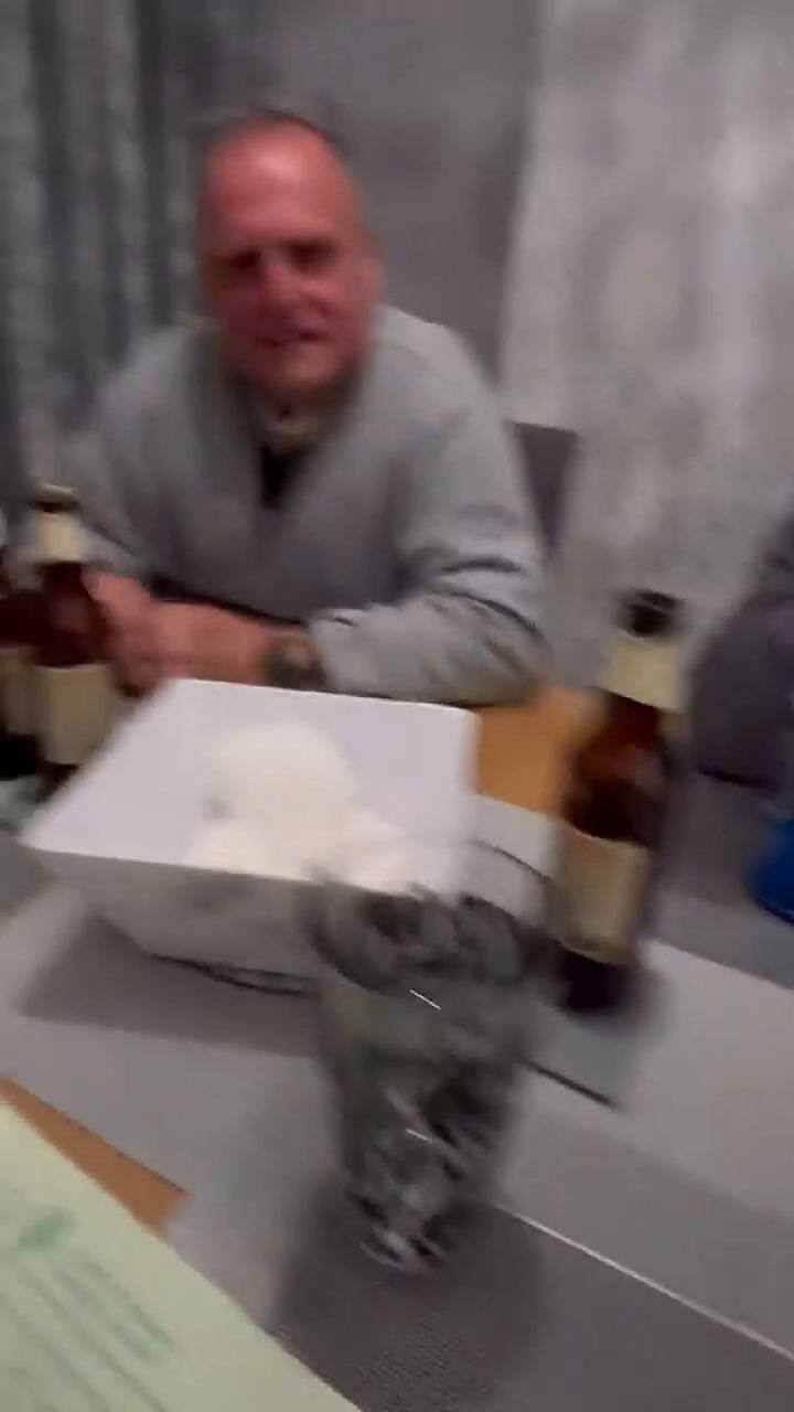 Un hombre escribió mal su nombre toda su vida e incluso lo lleva tatuado.