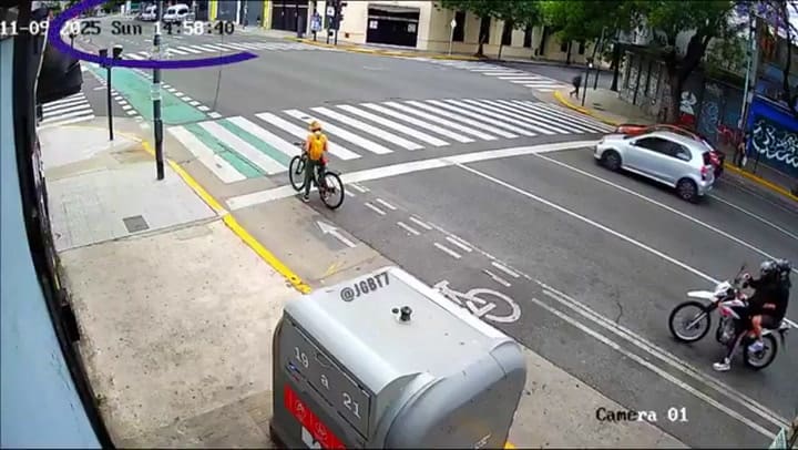 Una mujer rusa forcejeó con dos motochorros que intentaron robarle el celular y retuvo a uno