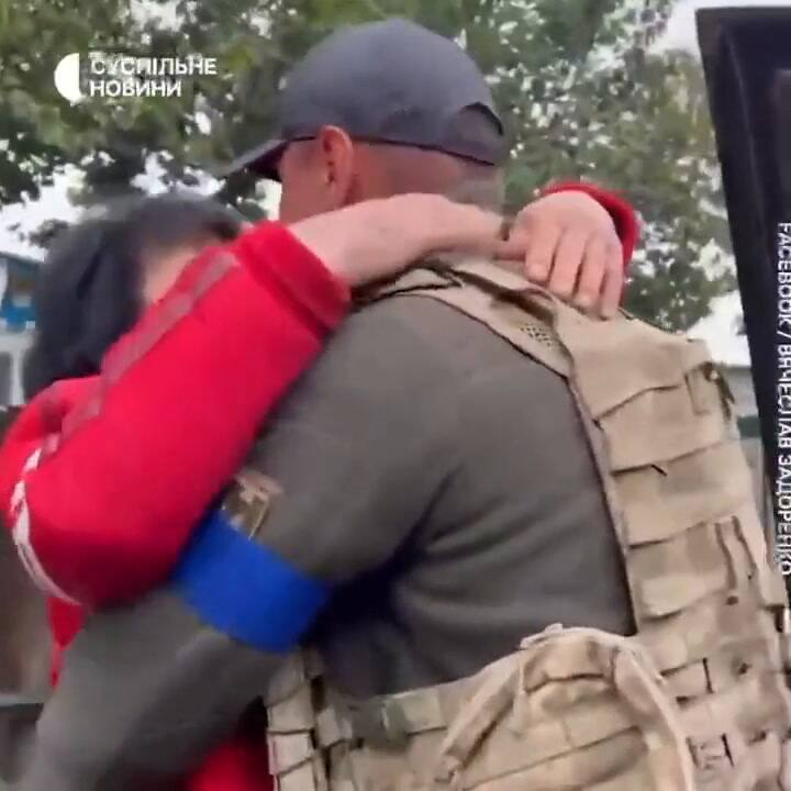 El anhelado encuentro de un soldado ucraniano con su madre