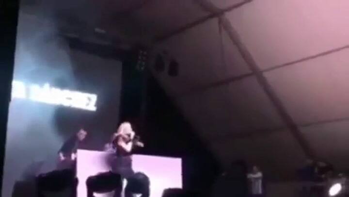 Atacan a huevazos a Marta Sánchez y la obligan a abandonar el escenario - Fuente: YouTube