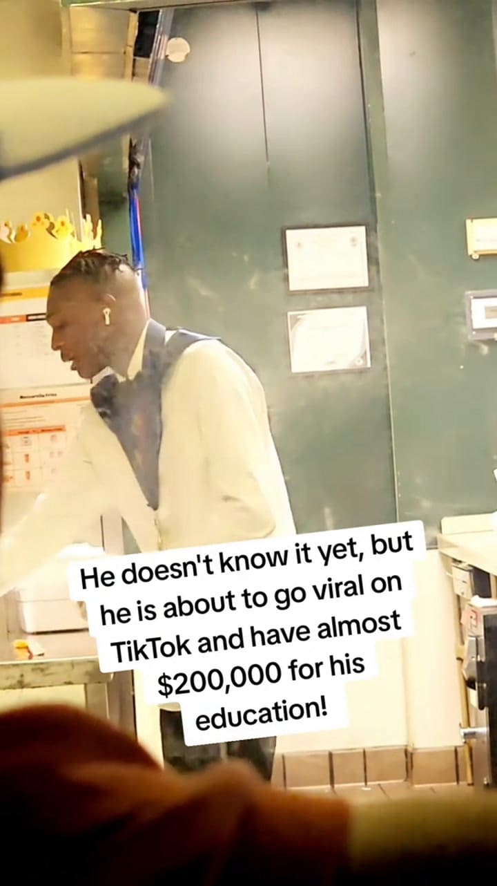 Una clienta filmó al joven graduado mientras trabajaba en el Burger King (TikTok/@mariabonita528)