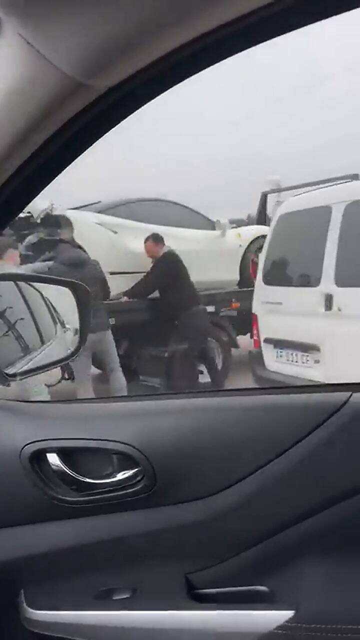 Una Ferrari fue chocada en la colectora de Panamericana