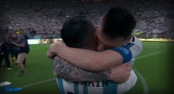 El abrazo íntimo entre Di María y Messi tras ganar la Copa