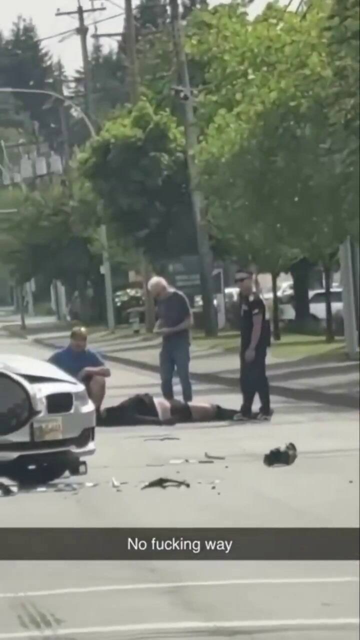 Canadá. ele colidiu com um carro, voou pelos ares e sua motocicleta acabou pendurada em um semáforo.