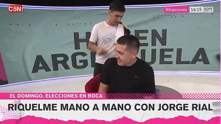 El curioso gesto del microfonista ante la llegada de Riquelme