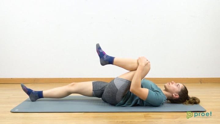 El estiramiento de rodilla al pecho