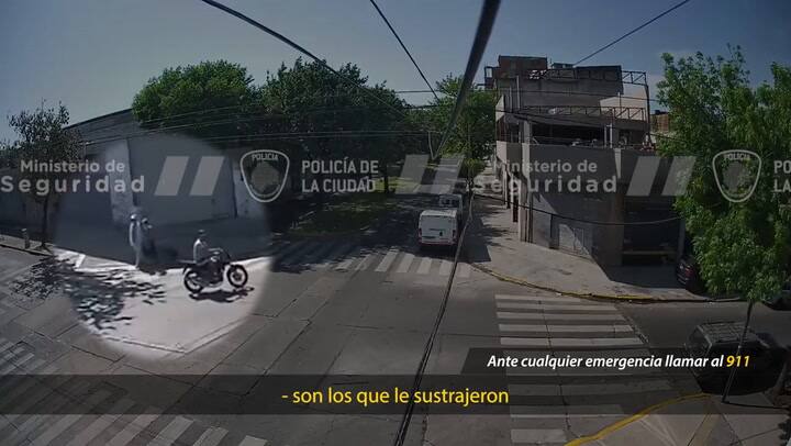 Flores: dos motochorros asaltaron a una mujer de 77 años y un taxista los atropelló para que no escaparan