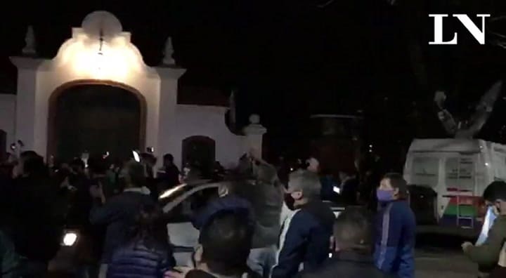 Agrupaciones apoyando al presidente hacen que se retire la policía que se estaban manifestando