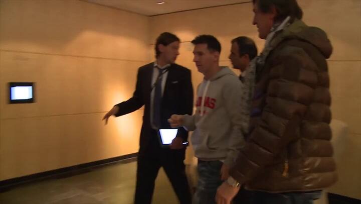 Messi mira y comenta sus intervenciones en Brasil 2014