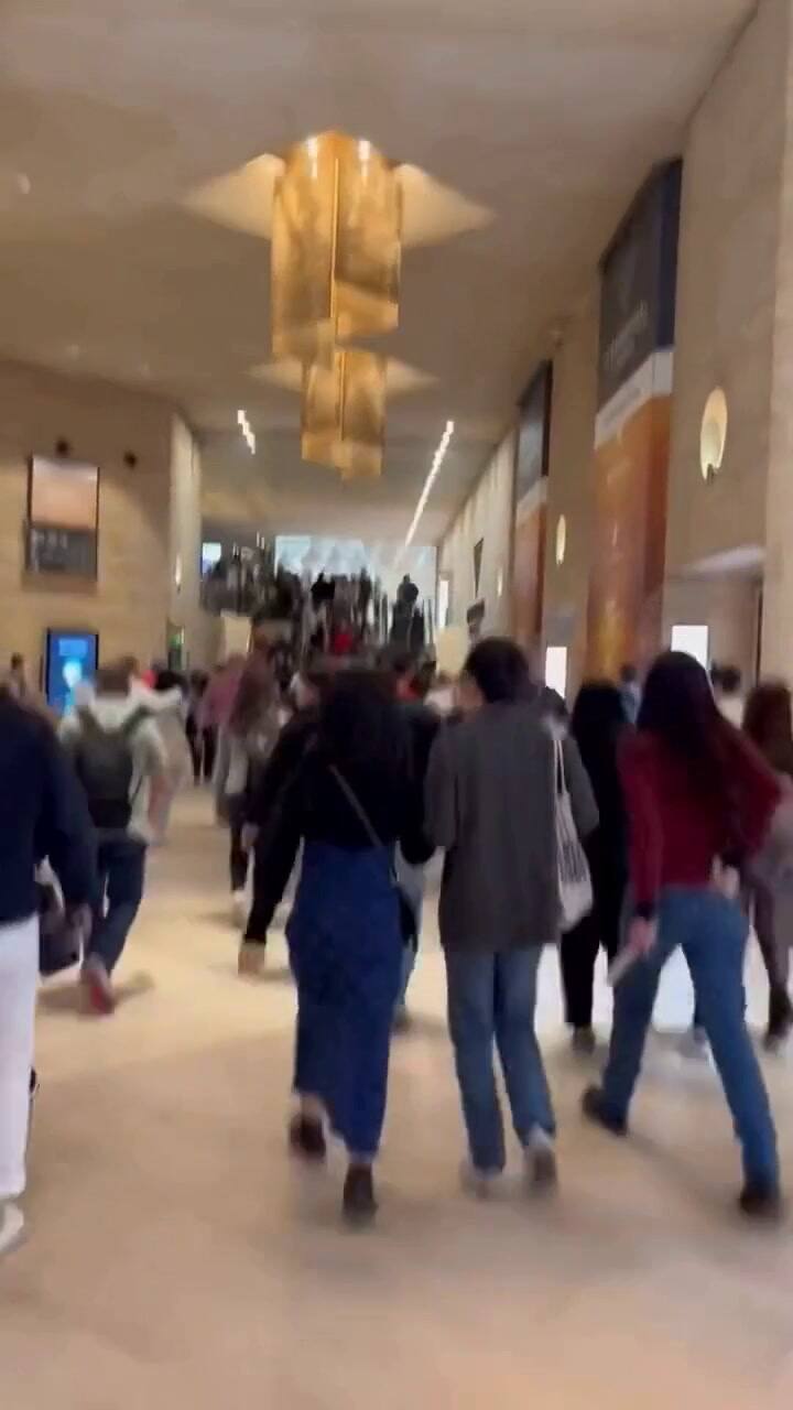 Francia: evacúan el Museo del Louvre por temor a un atentado GIF