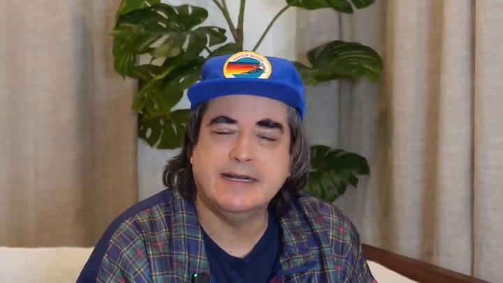 Lo Llama Imbécil Y Estúpido