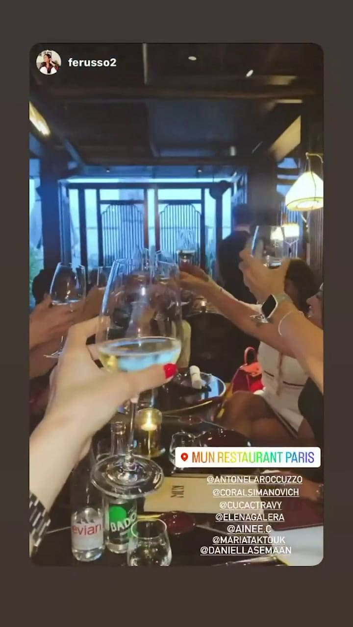 La salida nocturna de Antonela Rocuzzo con sus amigas en París