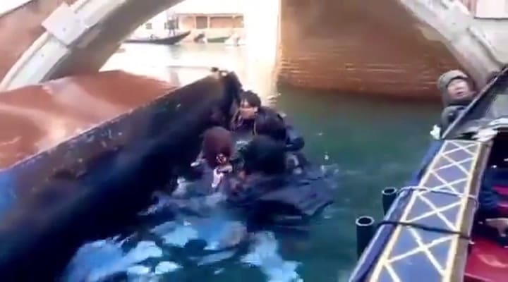 Venecia: un grupo de turistas hizo volcar una góndola luego de negarse a dejar de sacar fotos