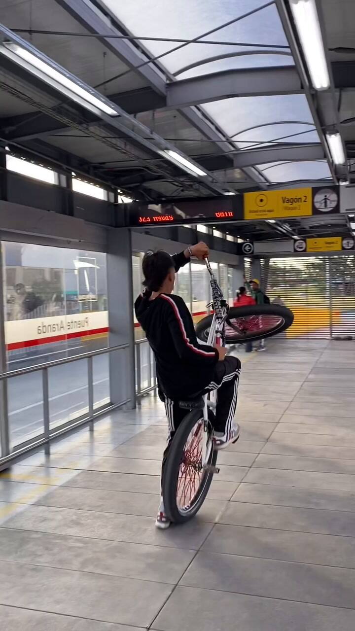 Hace acrobacias con su bicicleta