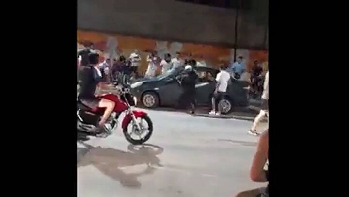 Un grupo de motoqueros destrozó un auto a golpes y agredió a sus ocupantes