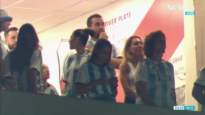 Tini con la camiseta de De Paul dijo presente en el Monumental