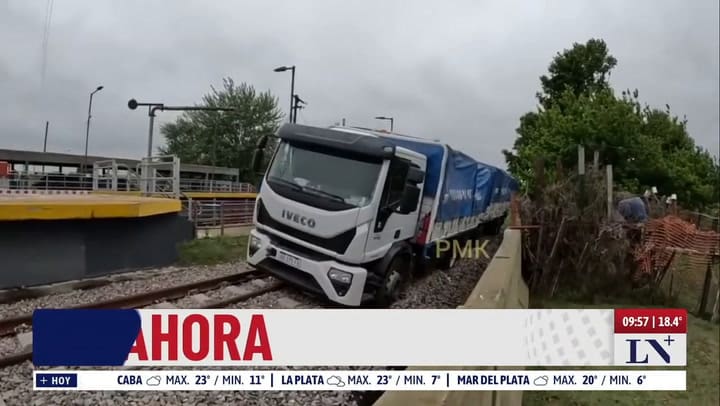 Un Camionero Manejó Por Las Vías Del Tren Belgrano Sur