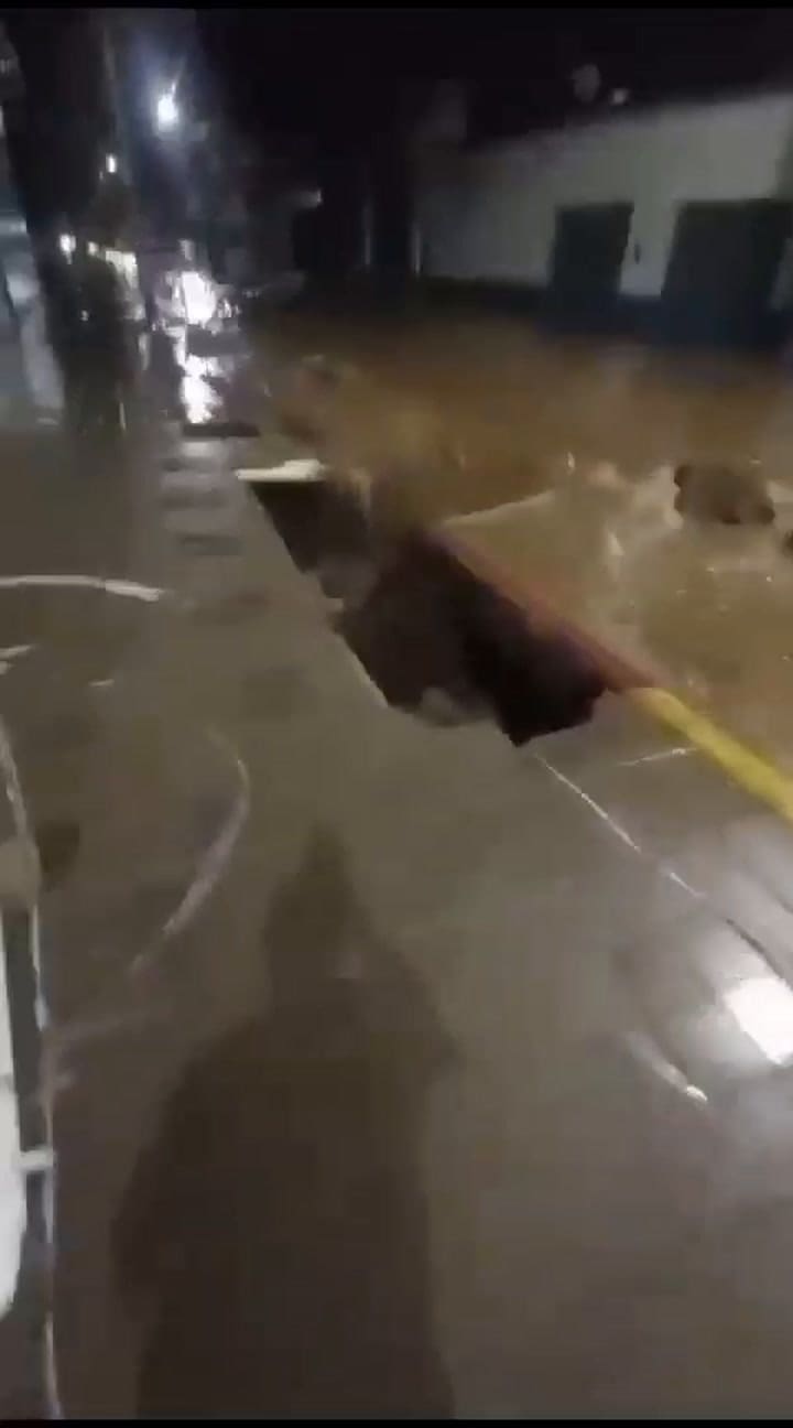 Cráter abierto en una calle de Córdoba