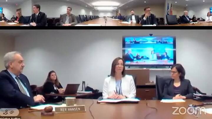 Estados Unidos: revuelo por un senador que apareció en una votación virtual acostado y sin remera