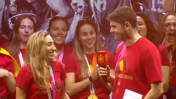 El desgarrador discurso de Olga Carmona en los festejos de España campeón, tras la muerte de su papá