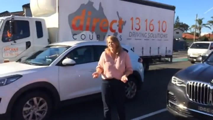 Se encontró con un piquete, se bajó del auto y corrió a una manifestante