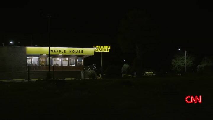 Bourdain en Waffle House - Fuente: YouTube